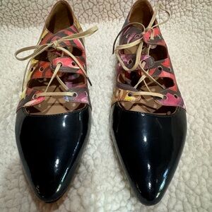 John Fluevog POWER COAL
TWO-TONED LACE-UP SHOE, size 6